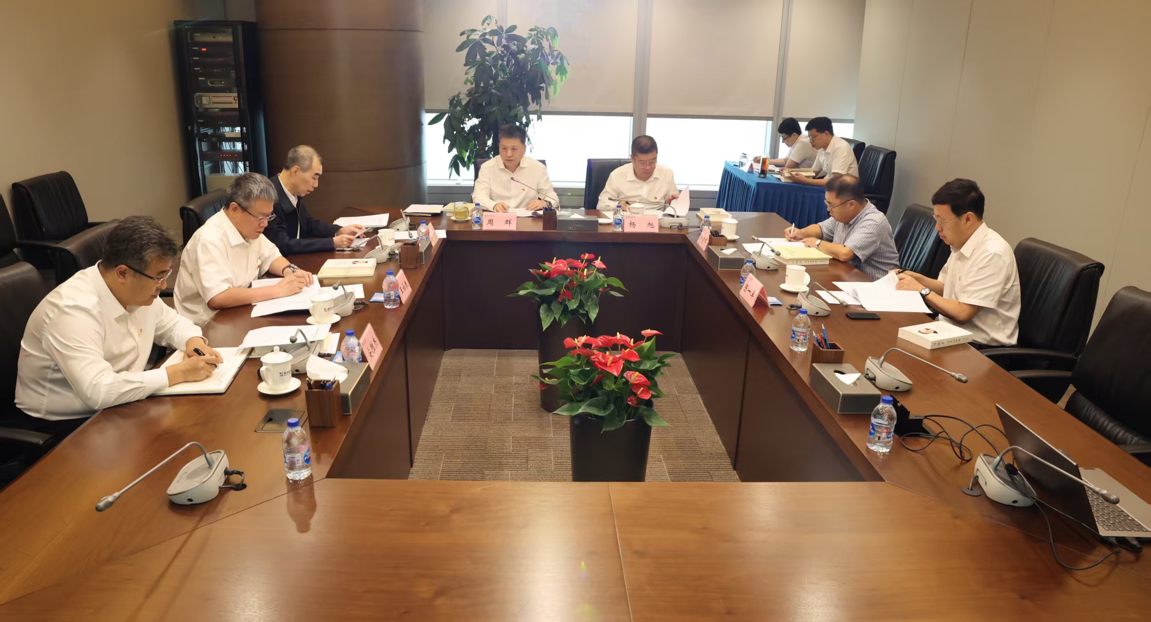 集团公司党委理论学习中心组召开集中学习会议