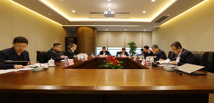 新兴际华集团党委理论学习中心组开展2025年度民主生活会会前集体学习