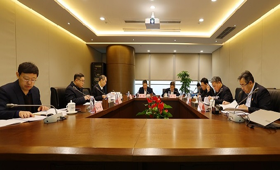 新兴际华集团党委理论学习中心组开展2025年度民主生活会会前集体学习